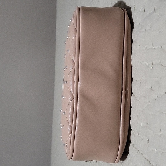 NWT Badgley Mischka Elegant Quilted Vegan Leather Tan Crossbody/Camera   Bag - Picture 16 of 16